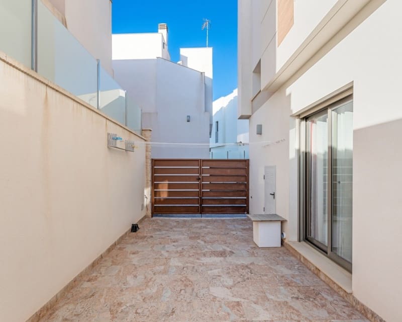 Chalet de 3 habitaciones en Villamartin en venta con piscina - 425.000 € (Ref: 9725078)