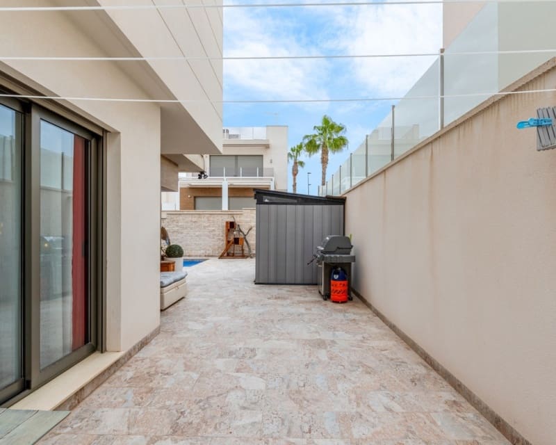 Chalet de 3 habitaciones en Villamartin en venta con piscina - 425.000 € (Ref: 9725078)