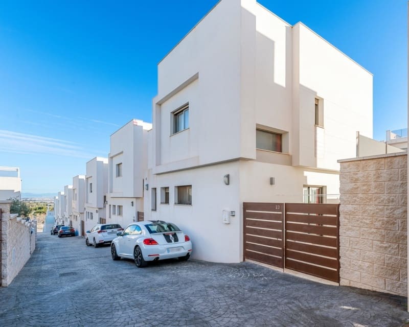 Chalet de 3 habitaciones en Villamartin en venta con piscina - 425.000 € (Ref: 9725078)