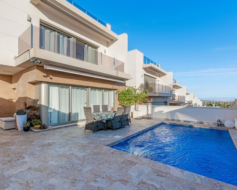 Chalet de 3 habitaciones en Villamartin en venta con piscina - 425.000 € (Ref: 9725078)