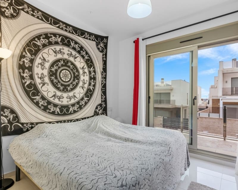 Chalet de 3 habitaciones en Villamartin en venta con piscina - 425.000 € (Ref: 9725078)