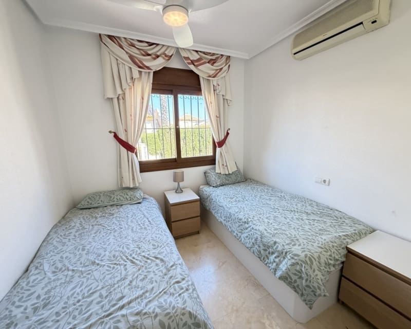 Bungalow de 2 habitaciones en Villamartin en venta con piscina - 199.995 € (Ref: 9730408)