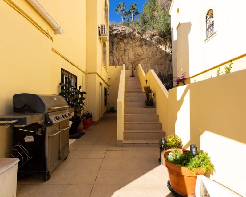 Chalet de 4 habitaciones en Villamartin en venta con piscina - 299.000 € (Ref: 9730410)