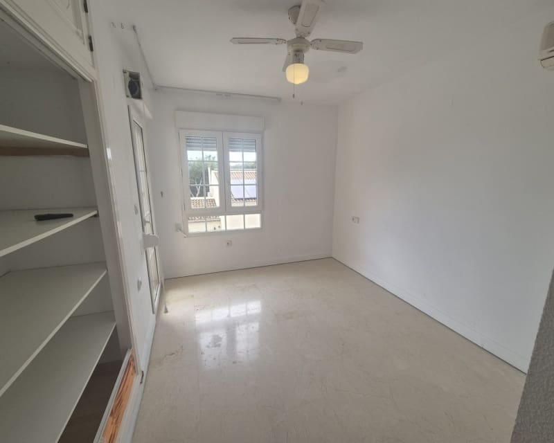 Chalet de 4 habitaciones en Villamartin en venta con piscina - 299.000 € (Ref: 9730410)