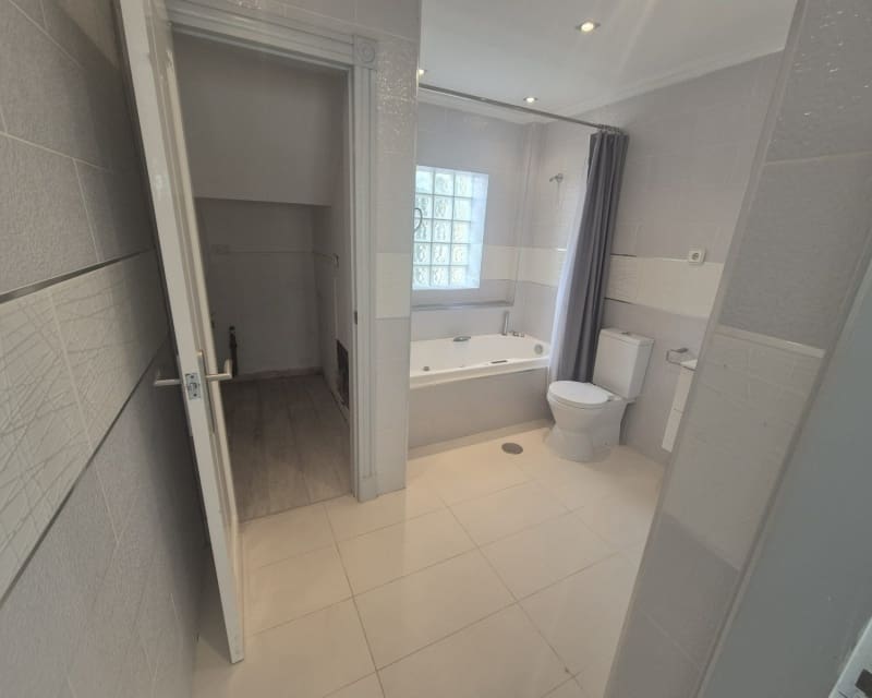 Chalet de 4 habitaciones en Villamartin en venta con piscina - 299.000 € (Ref: 9730410)