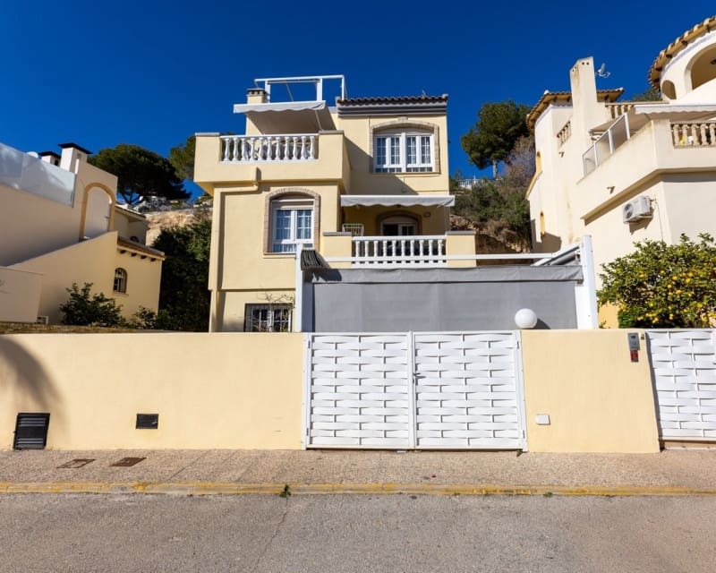 Chalet de 4 habitaciones en Villamartin en venta con piscina - 299.000 € (Ref: 9730410)