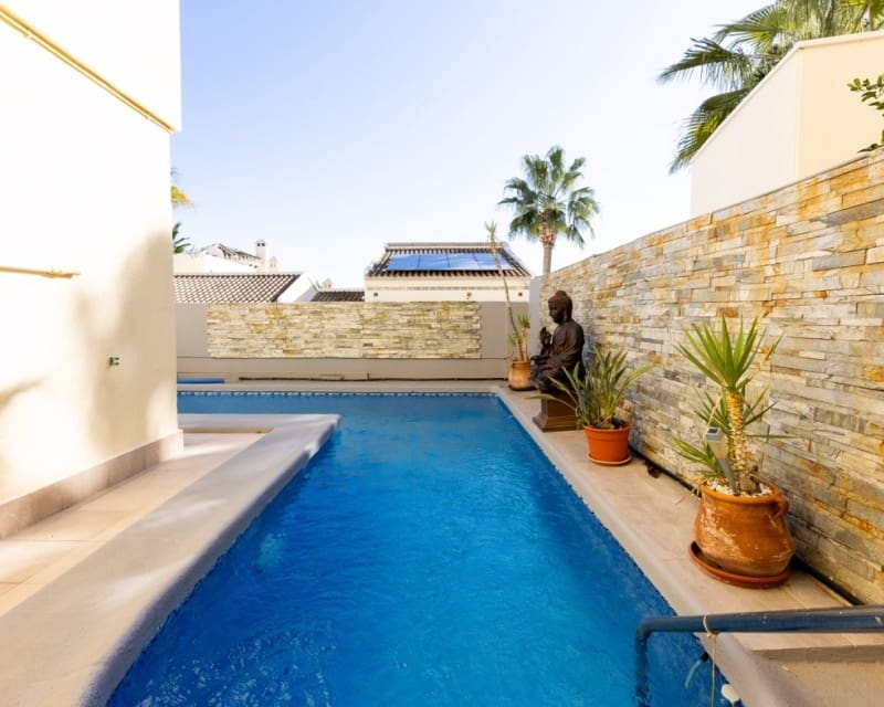 Chalet de 4 habitaciones en Villamartin en venta con piscina - 299.000 € (Ref: 9730410)