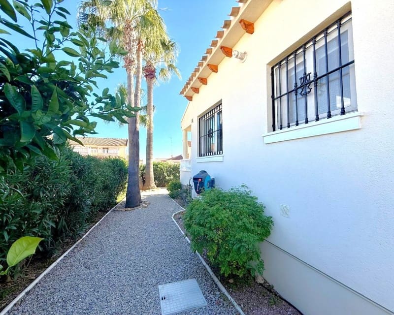 3 slaapkamer Villa te koop in Villamartin met zwembad - € 590.000 (Ref: 9730414)