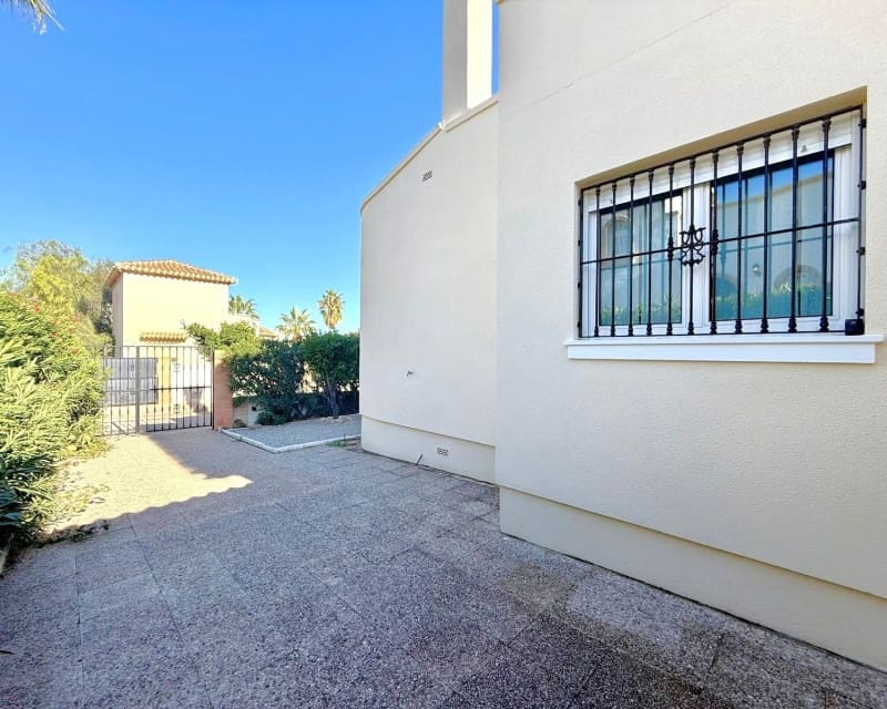 3 slaapkamer Villa te koop in Villamartin met zwembad - € 590.000 (Ref: 9730414)