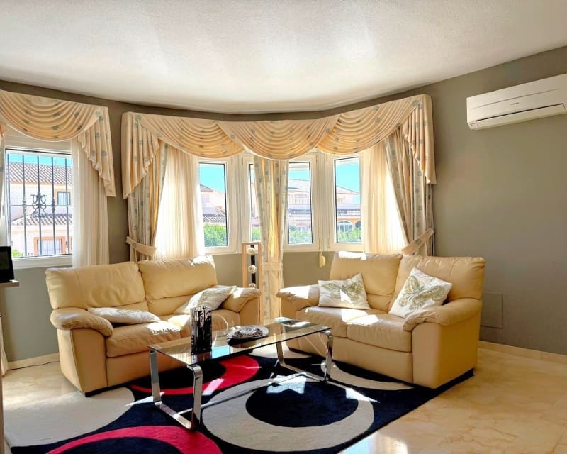 3 slaapkamer Villa te koop in Villamartin met zwembad - € 590.000 (Ref: 9730414)