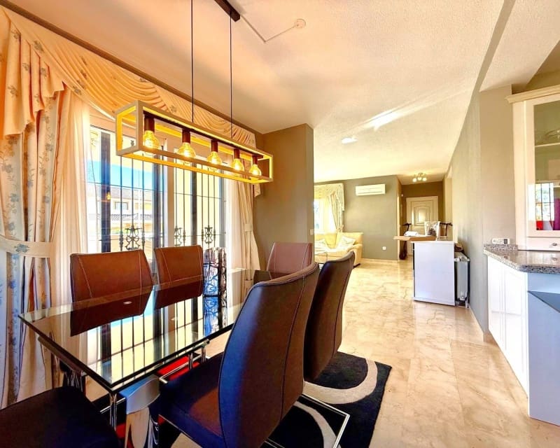 3 slaapkamer Villa te koop in Villamartin met zwembad - € 590.000 (Ref: 9730414)