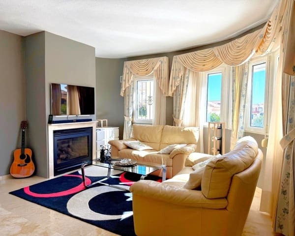 3 slaapkamer Villa te koop in Villamartin, Orihuela met zwembad - € 590.000 (Ref: 9730414)