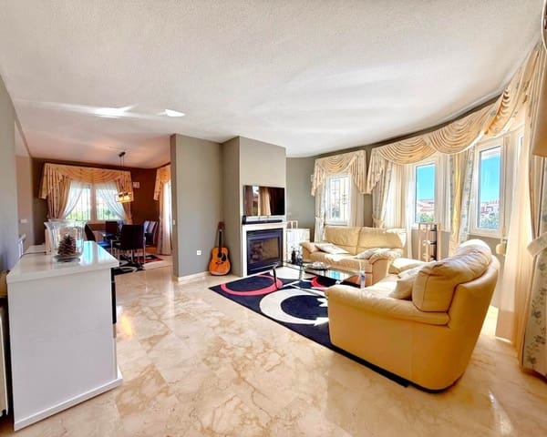 3 slaapkamer Villa te koop in Villamartin, Orihuela met zwembad - € 590.000 (Ref: 9730414)