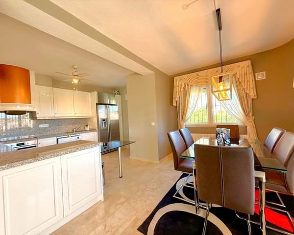 3 slaapkamer Villa te koop in Villamartin, Orihuela met zwembad - € 590.000 (Ref: 9730414)