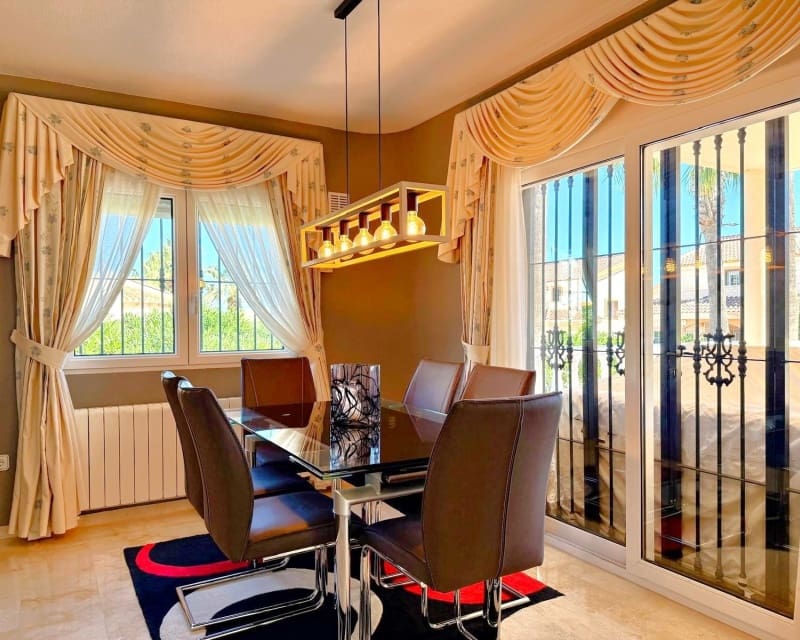 3 slaapkamer Villa te koop in Villamartin met zwembad - € 590.000 (Ref: 9730414)