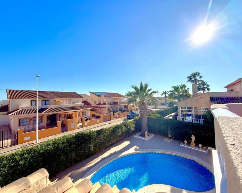 3 slaapkamer Villa te koop in Villamartin met zwembad - € 590.000 (Ref: 9730414)