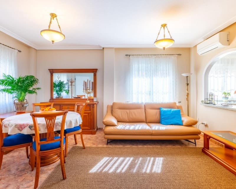 Chalet de 2 habitaciones en Cabo Roig en venta con piscina - 244.000 € (Ref: 9737251)