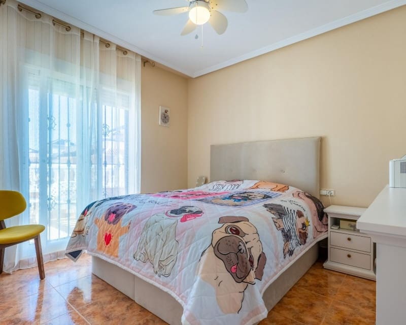 Chalet de 2 habitaciones en Cabo Roig en venta con piscina - 244.000 € (Ref: 9737251)