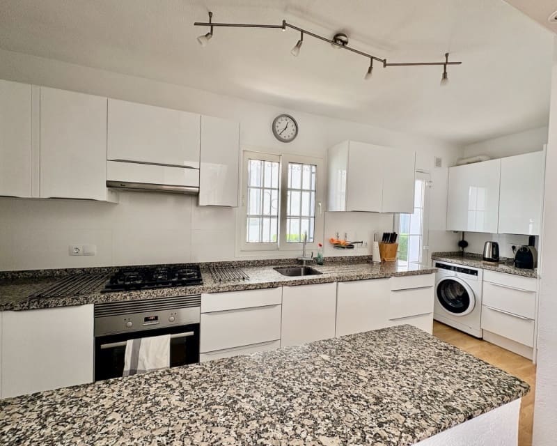 3 soveværelse Villa til salg i Villamartin med swimmingpool - € 289.000 (Ref: 9737254)