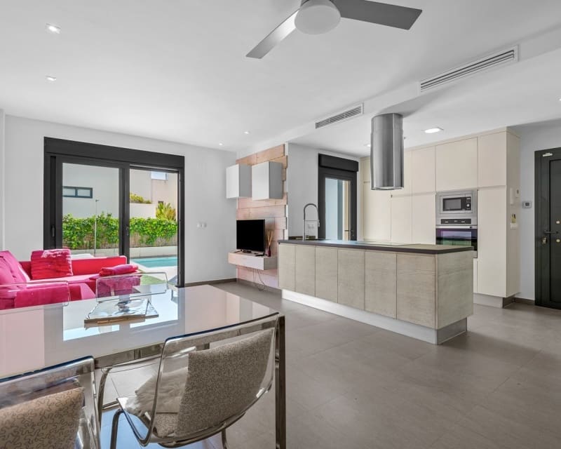 2 soveværelse Villa til salg i Dona Pepa med swimmingpool - € 379.000 (Ref: 9771959)