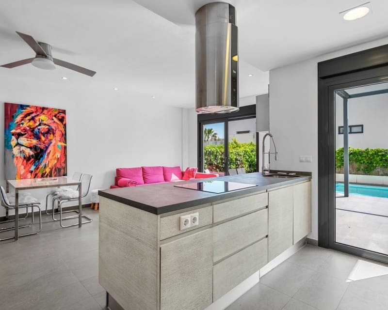 2 soveværelse Villa til salg i Dona Pepa med swimmingpool - € 379.000 (Ref: 9771959)