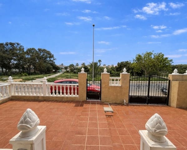 3 slaapkamer Villa te koop in Cabo Roig, Orihuela met zwembad - € 220.000 (Ref: 9771972)