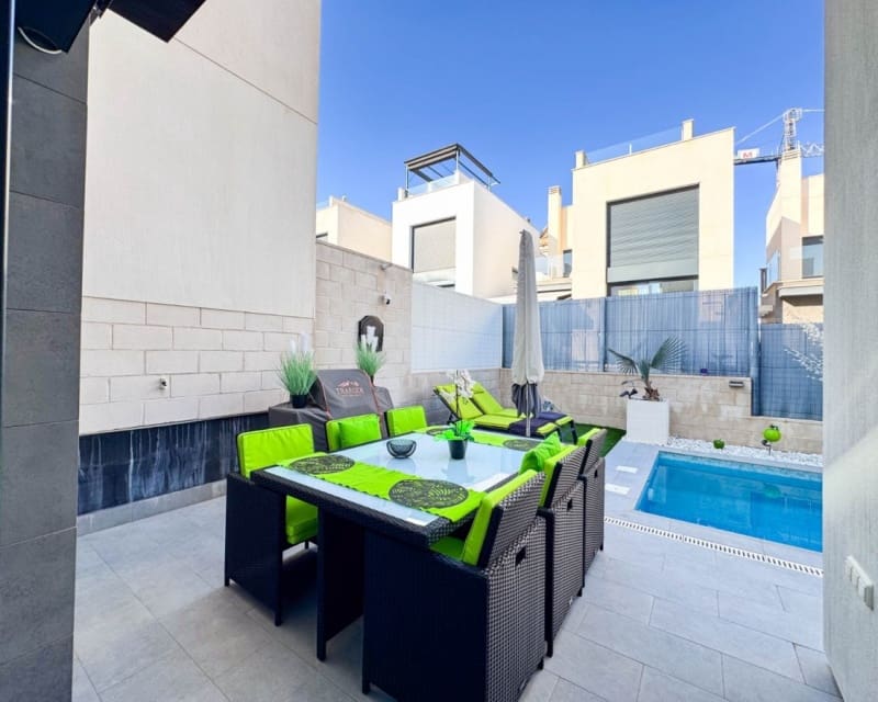 3 bedroom Villa for sale in Villamartin with pool - € 349,900 (Ref: 9783424)