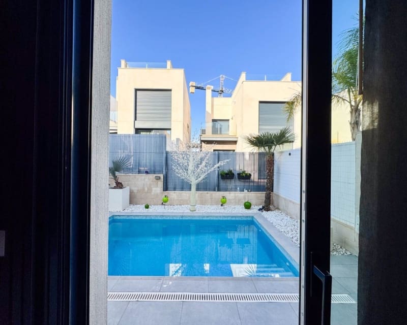 3 bedroom Villa for sale in Villamartin with pool - € 349,900 (Ref: 9783424)