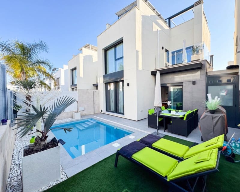 3 bedroom Villa for sale in Villamartin with pool - € 349,900 (Ref: 9783424)