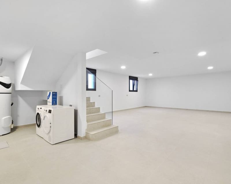 5 bedroom Villa for sale in Villamartin with pool - € 657,000 (Ref: 9784081)