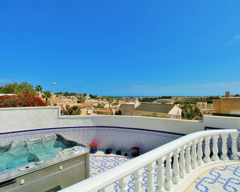 3 bedroom Villa for sale in Villamartin with pool - € 499,000 (Ref: 9784372)
