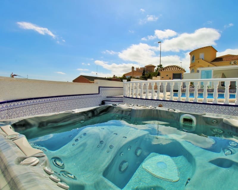 3 bedroom Villa for sale in Villamartin with pool - € 499,000 (Ref: 9784372)