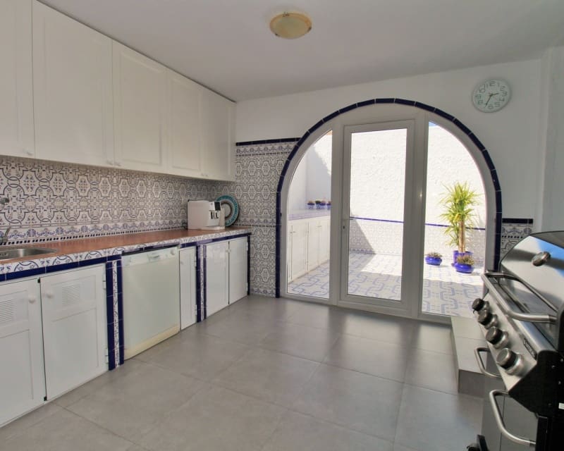 3 bedroom Villa for sale in Villamartin with pool - € 499,000 (Ref: 9784372)