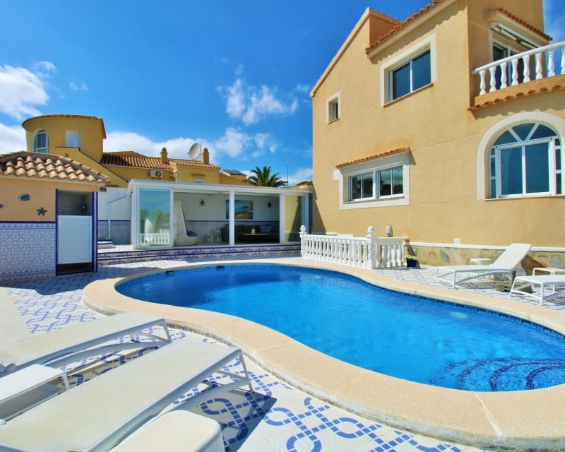 3 bedroom Villa for sale in Villamartin with pool - € 499,000 (Ref: 9784372)
