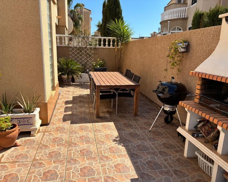 3 bedroom Villa for sale in Villamartin with pool - € 249,950 (Ref: 9784379)