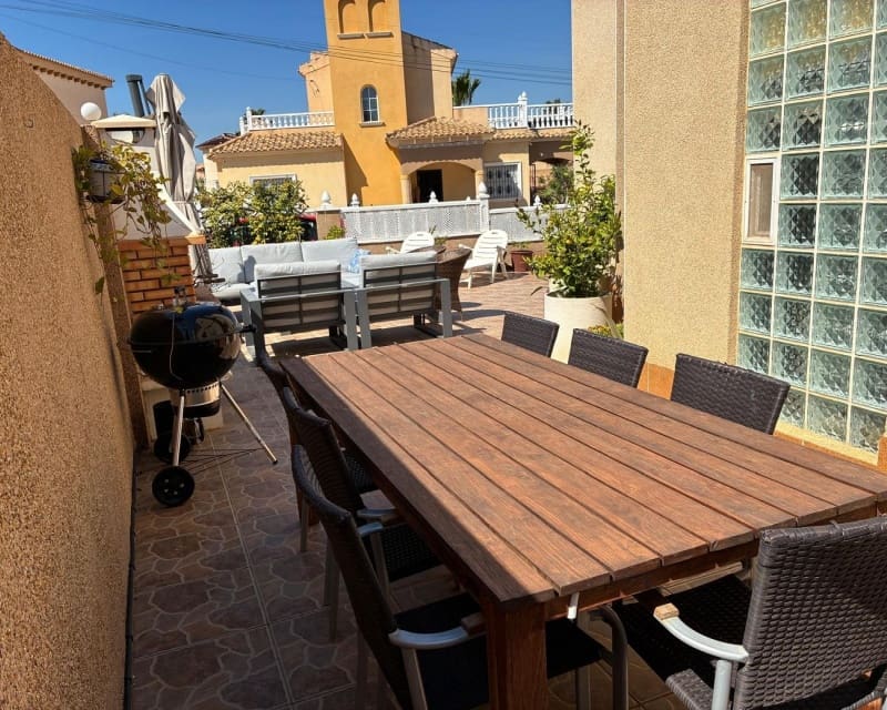 3 bedroom Villa for sale in Villamartin with pool - € 249,950 (Ref: 9784379)