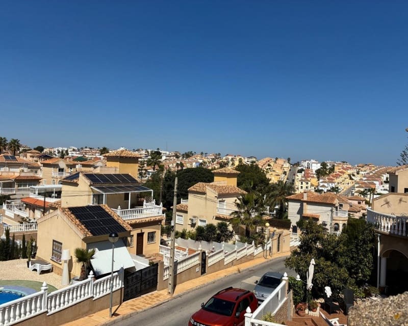 3 bedroom Villa for sale in Villamartin with pool - € 249,950 (Ref: 9784379)