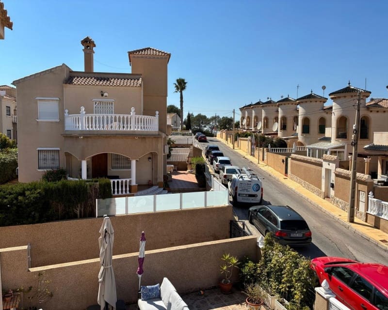 3 bedroom Villa for sale in Villamartin with pool - € 249,950 (Ref: 9784379)
