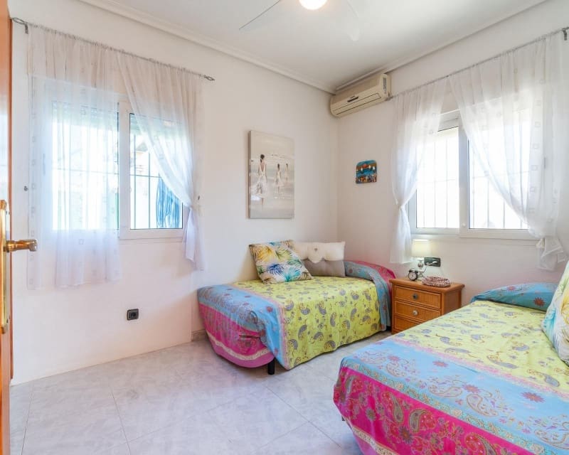 3 Zimmer Villa zu verkaufen in Playa Flamenca mit Pool - 640.000 € (Ref: 9784384)