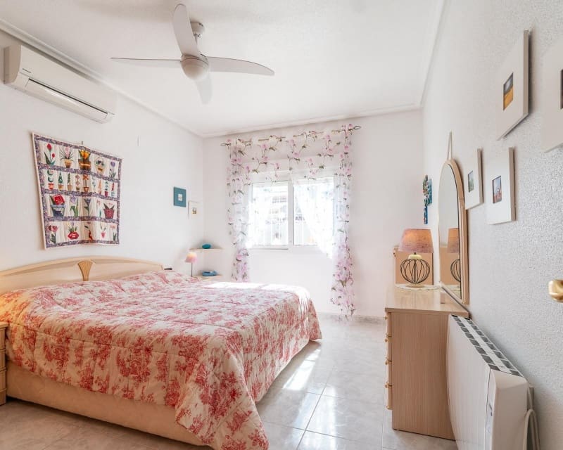 3 Zimmer Villa zu verkaufen in Playa Flamenca mit Pool - 640.000 € (Ref: 9784384)