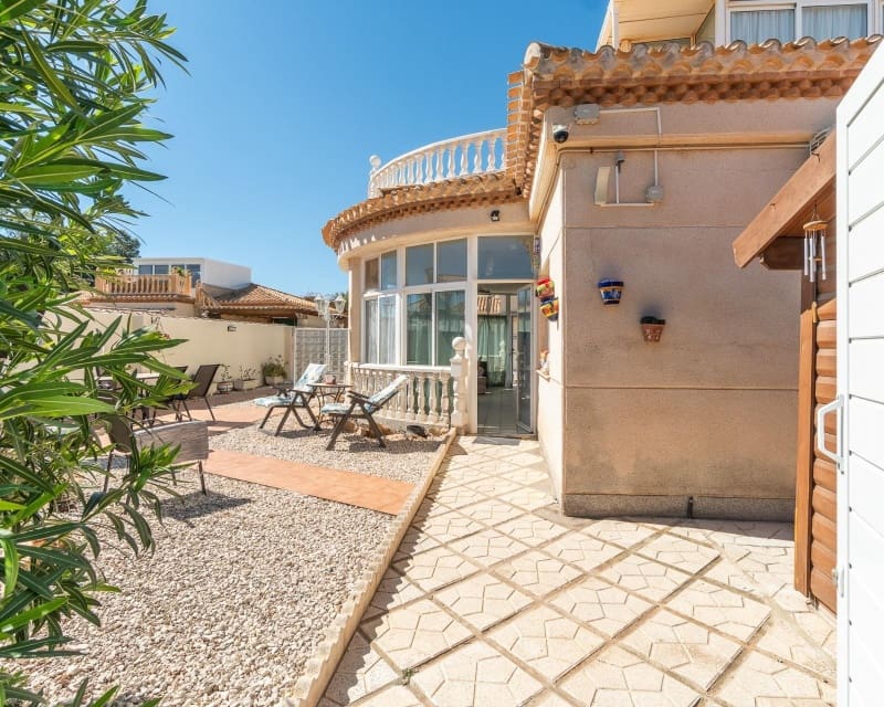 3 Zimmer Villa zu verkaufen in Playa Flamenca mit Pool - 640.000 € (Ref: 9784384)