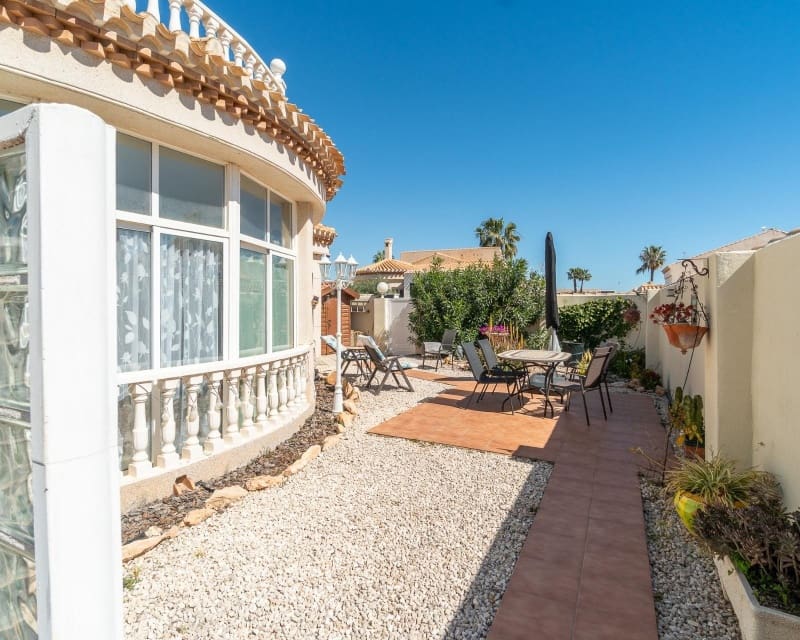 3 Zimmer Villa zu verkaufen in Playa Flamenca mit Pool - 640.000 € (Ref: 9784384)