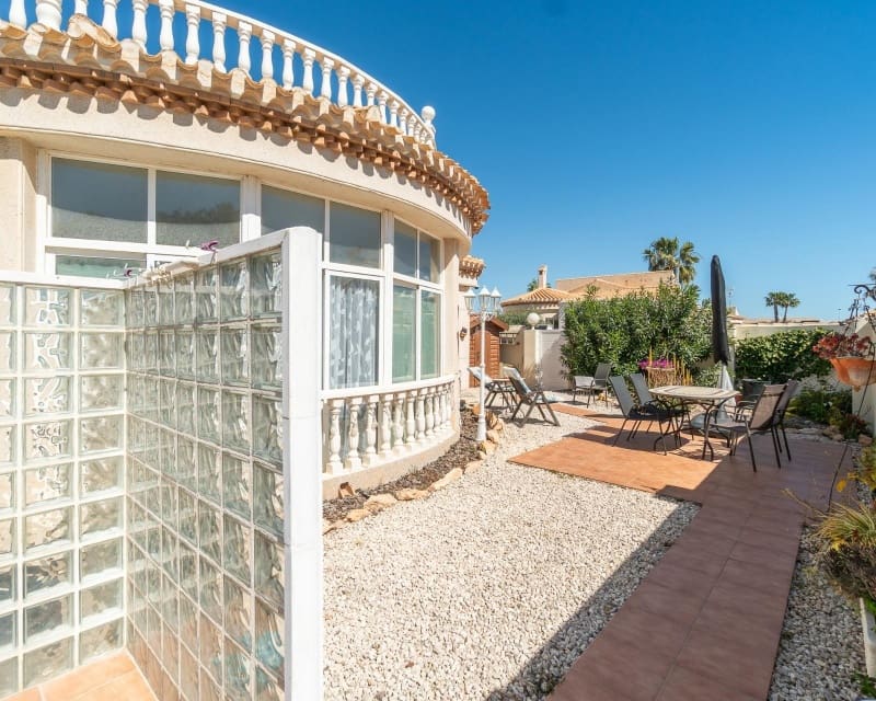 3 Zimmer Villa zu verkaufen in Playa Flamenca mit Pool - 640.000 € (Ref: 9784384)