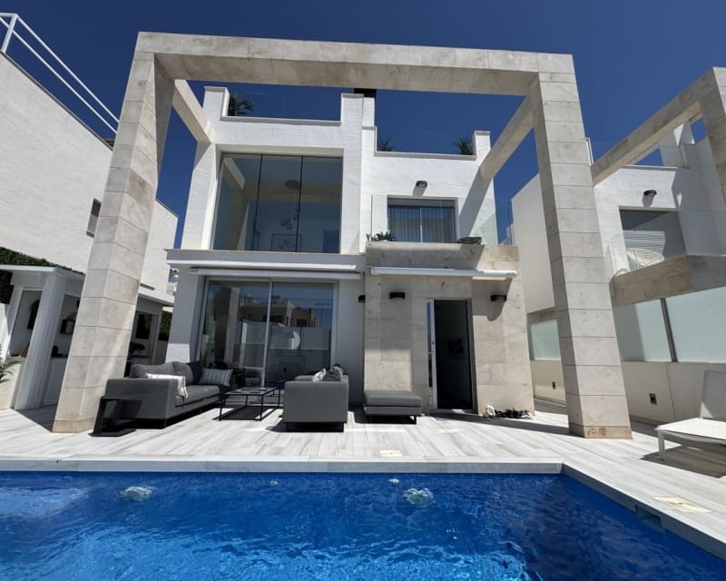 4 Zimmer Villa zu verkaufen in Cabo Roig mit Pool - 649.000 € (Ref: 9784385)