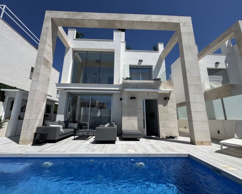 4 Zimmer Villa zu verkaufen in Cabo Roig mit Pool - 649.000 € (Ref: 9784385)