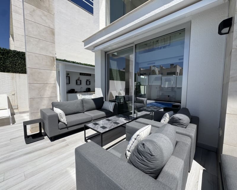 4 Zimmer Villa zu verkaufen in Cabo Roig mit Pool - 649.000 € (Ref: 9784385)