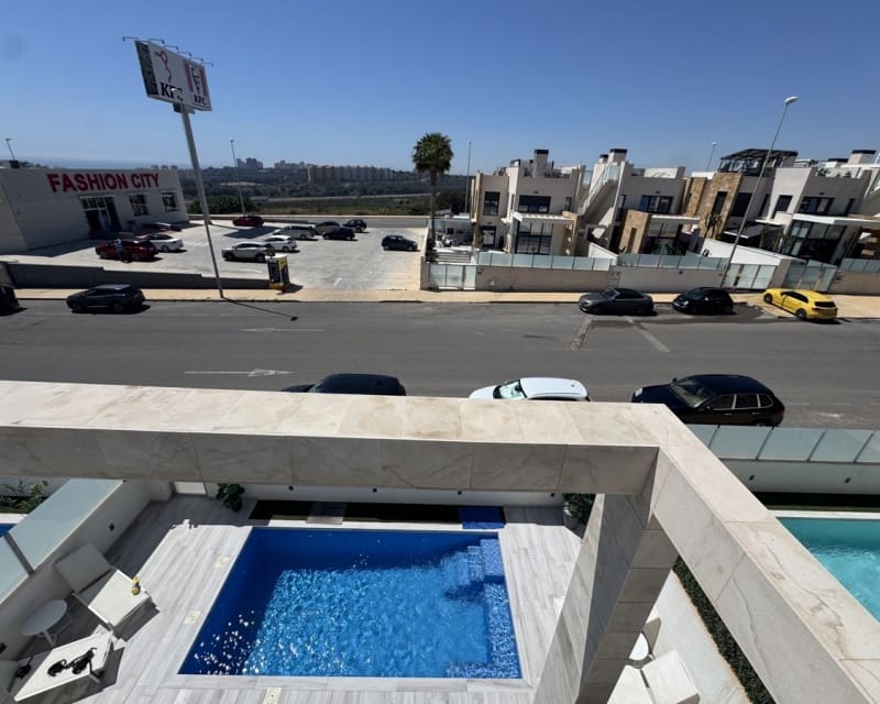 4 Zimmer Villa zu verkaufen in Cabo Roig mit Pool - 649.000 € (Ref: 9784385)