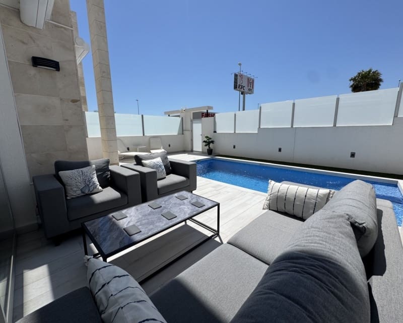 4 Zimmer Villa zu verkaufen in Cabo Roig mit Pool - 649.000 € (Ref: 9784385)