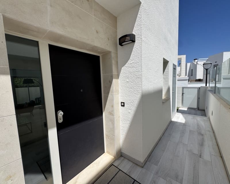 4 Zimmer Villa zu verkaufen in Cabo Roig mit Pool - 649.000 € (Ref: 9784385)