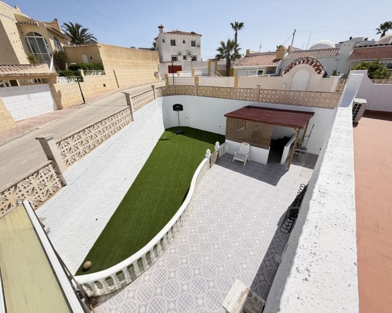 Casa de 2 habitaciones en Villamartin en venta - 219.995 € (Ref: 9802567)